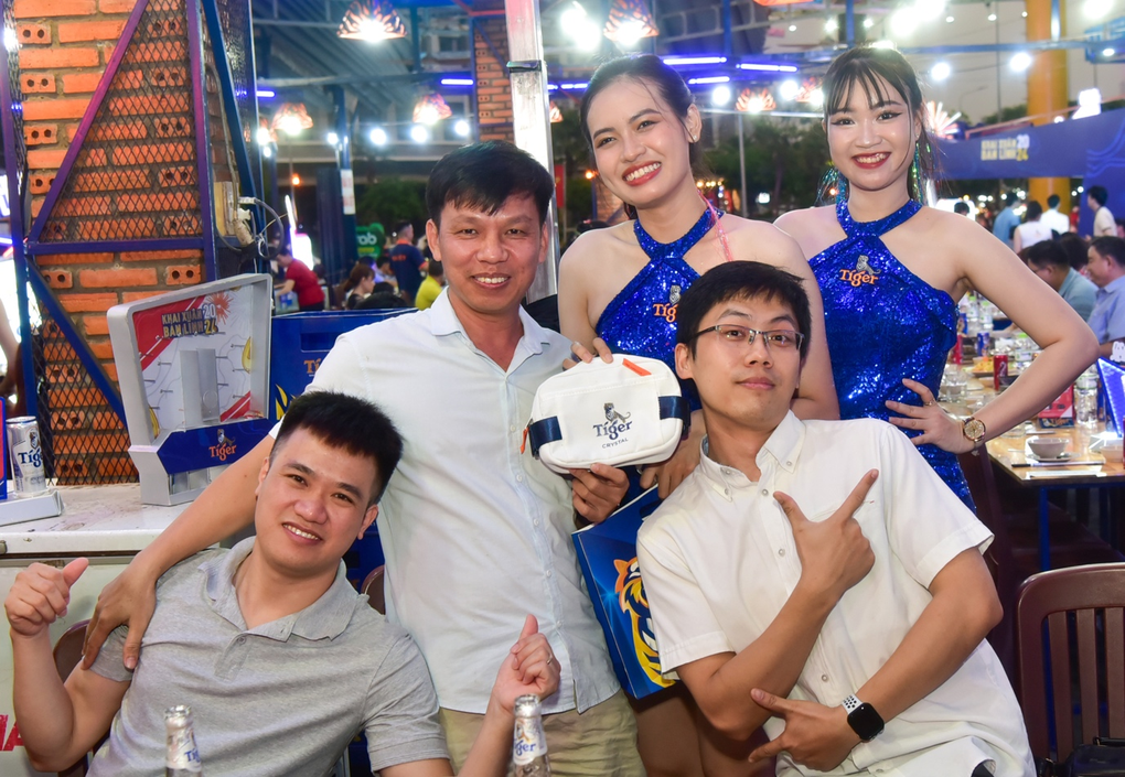 Khách hàng đổ về quận 7, TPHCM tạo nên đêm tiệc tất niên khó quên - 4