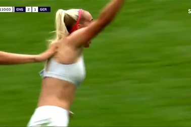 Chloe Kelly cởi áo trên sân trong trận chung kết Women's EURO 2022