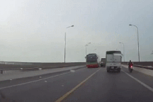 Kinh hoàng khoảnh khắc xe khách phóng nhanh, vượt ẩu suýt gây ra tai nạn