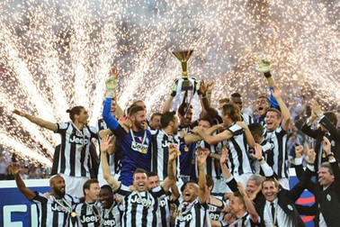 Juventus giương cao Scudetto trong "bữa tiệc" cảm xúc