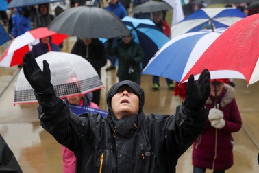 Cử tri trung thành miễn cưỡng chấp nhận "ông Trump bị cướp mất chiến thắng"