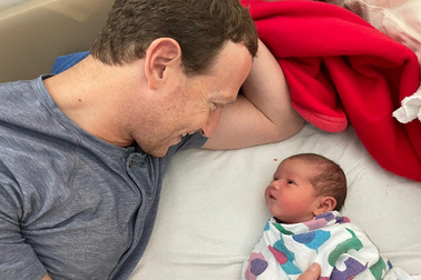 Mark Zuckerberg hạnh phúc khoe ảnh con gái thứ 3 vừa chào đời
