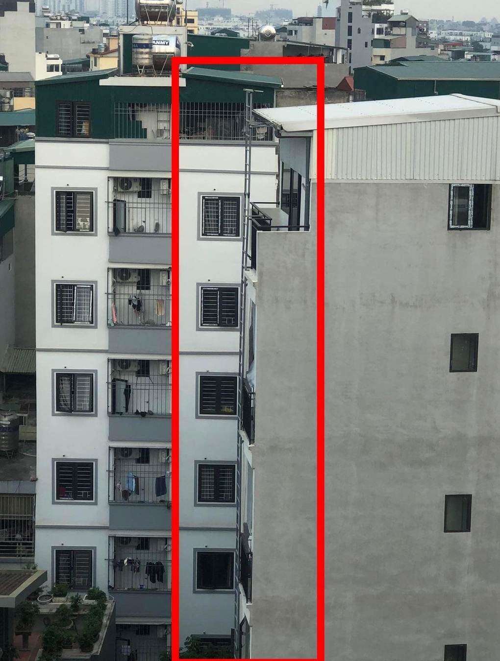 Thang thoát hiểm dựng đứng ở Hà Nội: Thanh niên còn run, nói gì người già - 1 Thang thoát hiểm dựng đứng ở Hà Nội: Thanh niên còn run, nói gì người già - 1