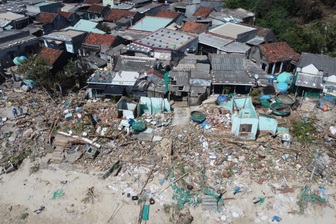 Người dân làng chài sau bão Kalmaegi: Nhà bay mất rồi còn gì đâu!