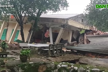 Cận cảnh vụ sạt lở khiến đồn biên phòng đổ sập