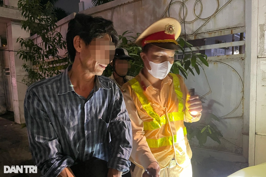 Quá chén trong tiệc nhậu, nam tài xế ở Hà Nội bị phạt 35 triệu đồng - 3 Quá chén trong tiệc nhậu, nam tài xế ở Hà Nội bị phạt 35 triệu đồng - 3