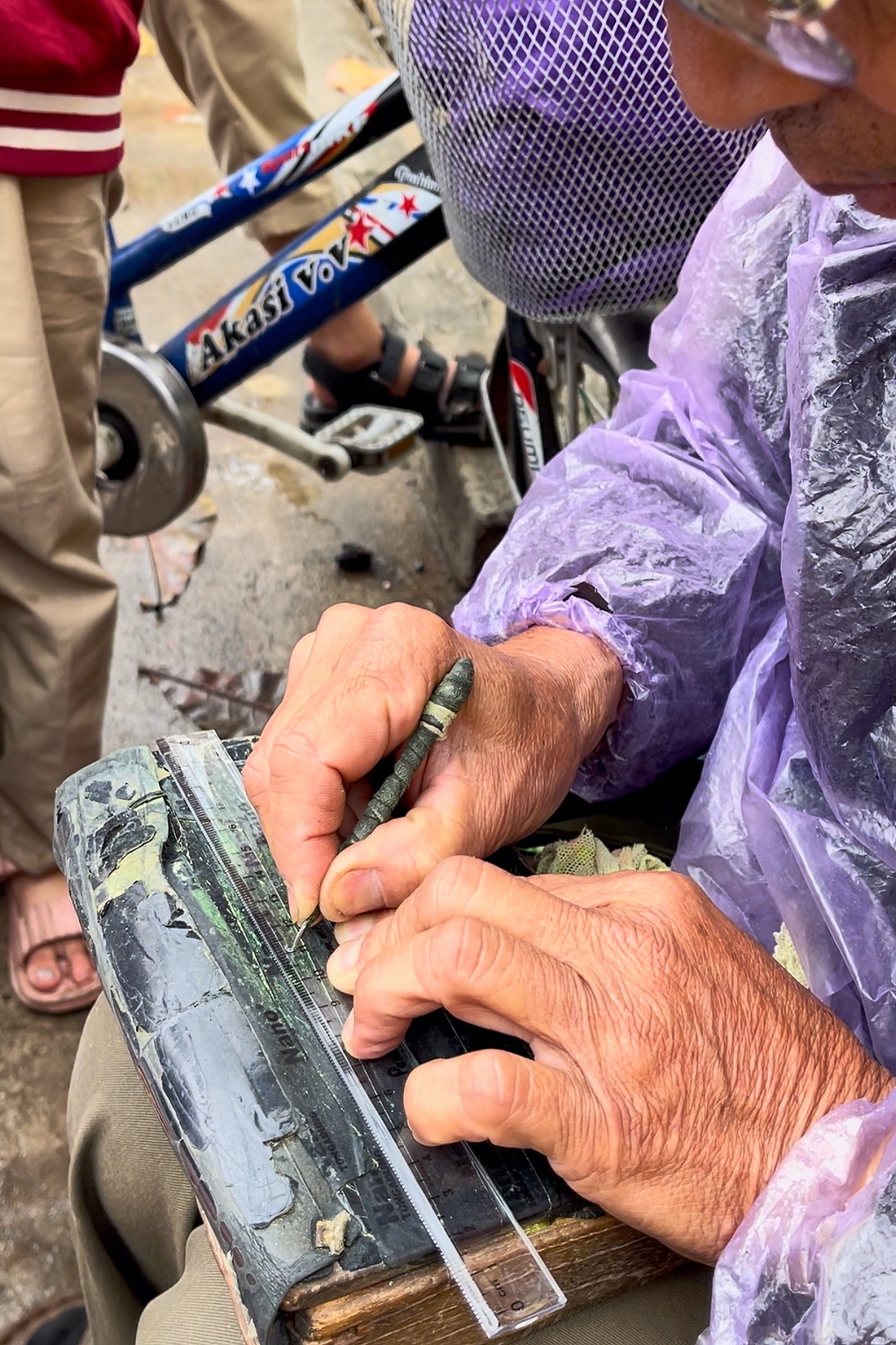 Cụ ông bán thước kẻ khắc tay ở Nam Định khiến triệu người xúc động - 2 Cụ ông bán thước kẻ khắc tay ở Nam Định khiến triệu người xúc động - 2