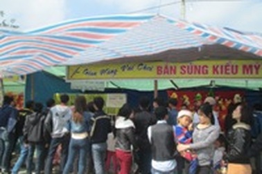 “Bát nháo” cảnh lễ hội đầu năm ở đền Bà Triệu