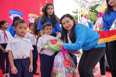 Dành 1,7 tỷ đồng chăm lo Tết cho thiếu nhi và thầy cô giáo tổng phụ trách