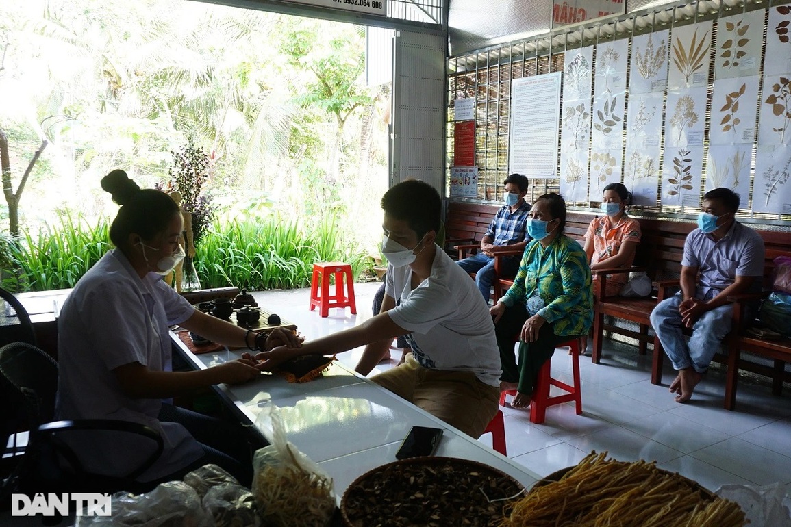 Bỏ nghề thiết kế thời trang về bốc thuốc miễn phí cho người nghèo - 1 Bỏ nghề thiết kế thời trang về bốc thuốc miễn phí cho người nghèo - 1