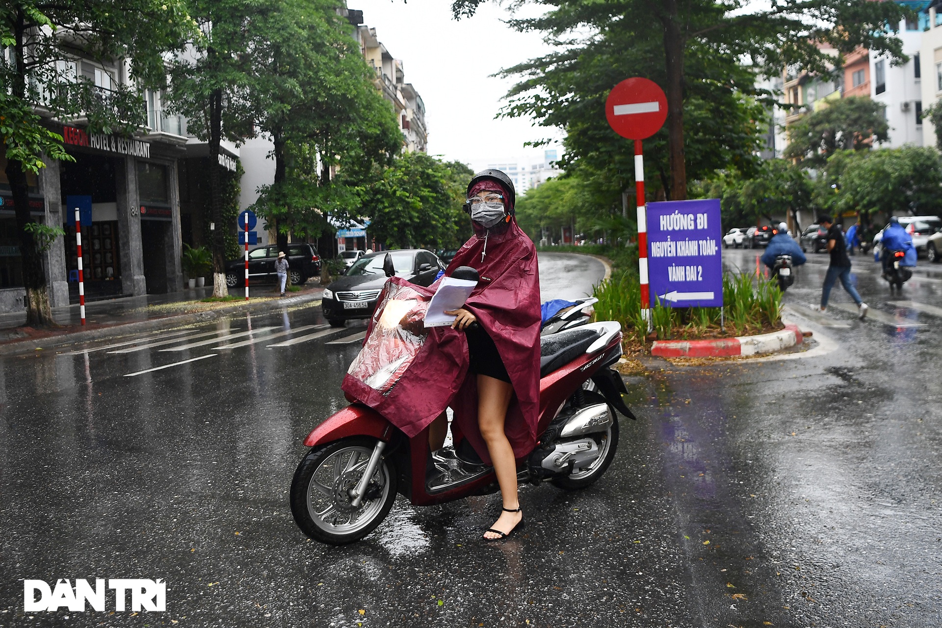 Dân ngỡ ngàng khi nhiều chốt xả trạm, nhiều điểm siết chặt giấy đi đường - 7 Dân ngỡ ngàng khi nhiều chốt xả trạm, nhiều điểm siết chặt giấy đi đường - 7