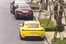 Nổi bật tuần qua: Người phụ nữ đi kiểu khó hiểu, đâm xe sang rồi bỏ chạy