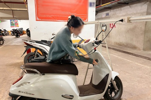 Chung cư ở Hà Nội cấm gửi xe điện: Dân sốc vì vừa bán xe xăng mua xe điện