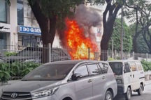 Ô tô cháy trơ khung ở "khu nhà giàu" Thảo Điền tại TPHCM