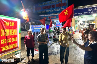 Nhà hàng nấu cơm miễn phí phục vụ bà con, tiếp sức đoàn thiện nguyện