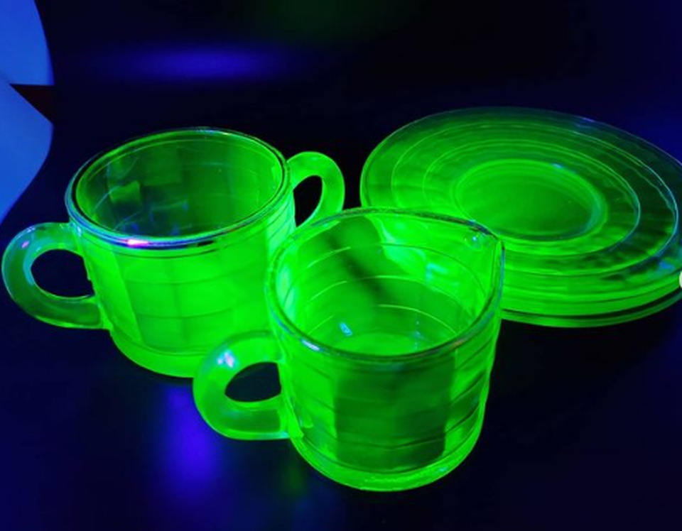 Thủy tinh Uranium - những món đồ cổ phát ra ánh sáng xanh - 4 Thủy tinh Uranium - những món đồ cổ phát ra ánh sáng xanh - 4