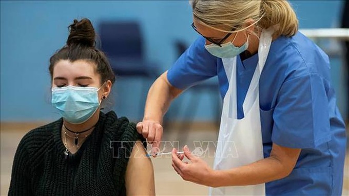 Tiêm vaccine ngừa COVID-19 tại trung tâm tiêm chủng di động ở phía Bắc London, Anh ngày 25/6/2021. Ảnh: AFP/TTXVN
