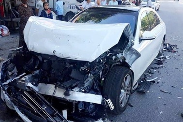 Xế hộp hạng sang đâm đuôi xe buýt, hàng chục hành khách hoảng loạn