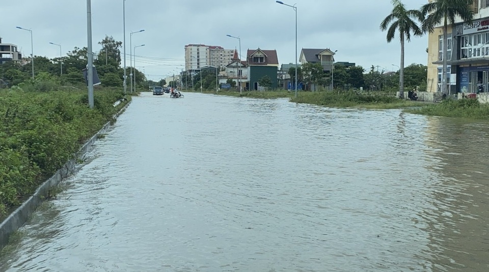 Người dân thành Vinh bì bõm trong biển nước - 13 Người dân thành Vinh bì bõm trong biển nước - 13