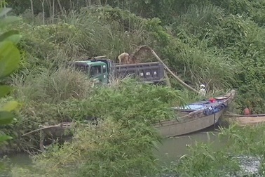 Quảng Bình: Dân lo mất làng vì mỏ cát “moi ruột” lòng sông!