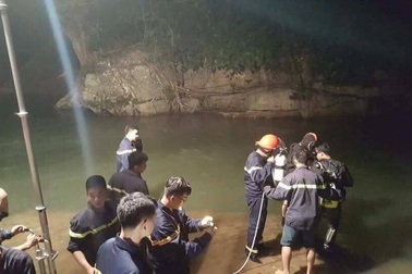 Nam sinh tử vong khi gội đầu ở sông Cầu