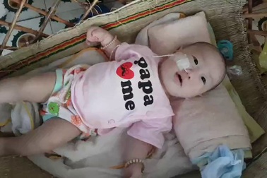 Cháu trí tươi cười, đùa giỡn với người lạ