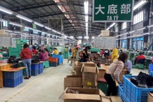 Hàng nghìn công nhân ngừng việc đòi tăng tiền ăn, phúc lợi trở lại làm việc