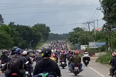 CSGT "hộ tống" hàng nghìn phương tiện về quê tránh dịch