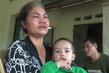 Mẹ già nuôi hai con tâm thần