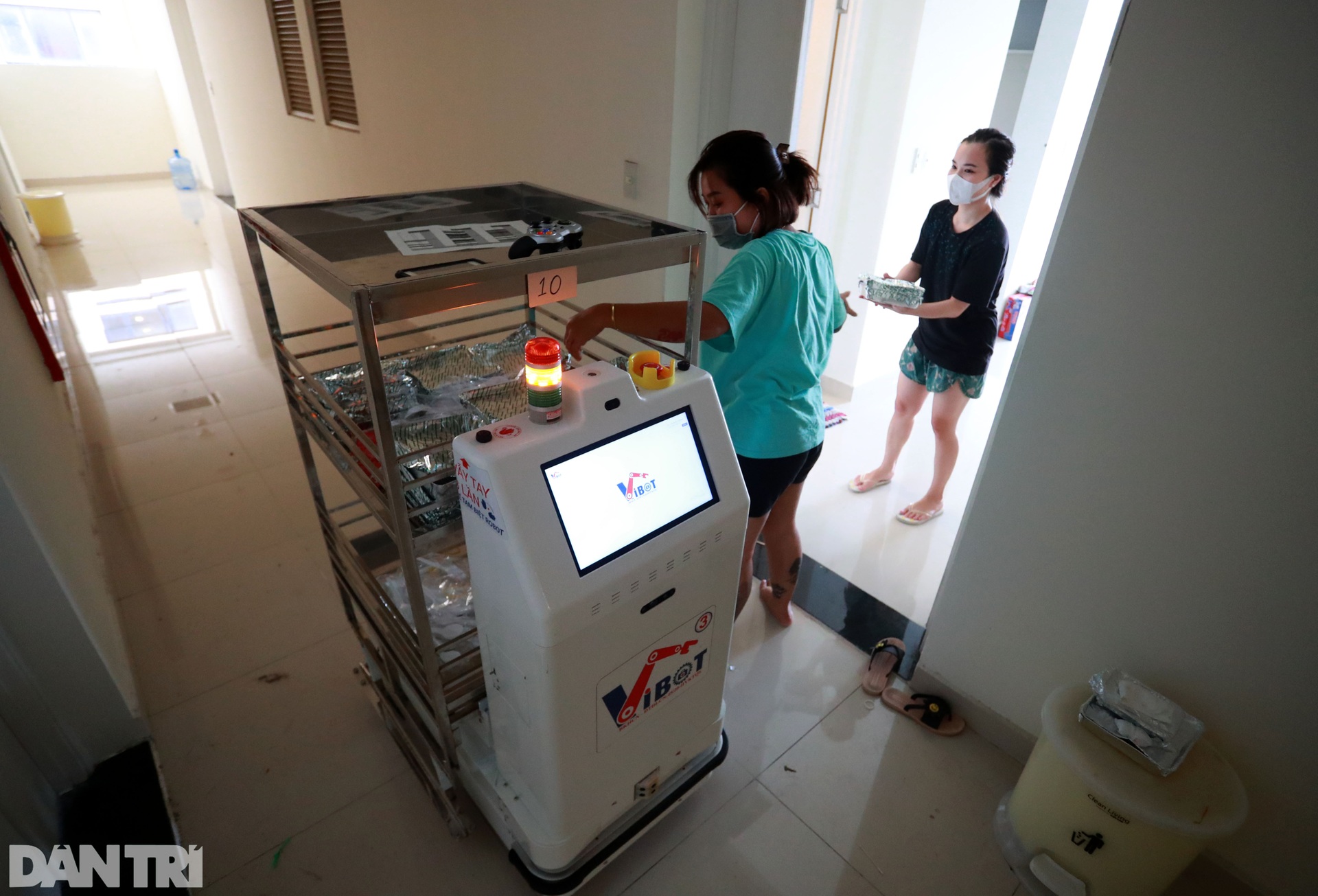 Rô-bốt mang cơm, thuốc men tận phòng bệnh nhân điều trị Covid-19 ở Sài Gòn - 10 Rô-bốt mang cơm, thuốc men tận phòng bệnh nhân điều trị Covid-19 ở Sài Gòn - 10