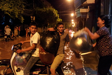 Người dân TP Lạng Sơn hốt hoảng chuyển đồ chạy lũ trong đêm