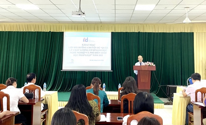 PGS.TS Cao Văn Sâm, nguyên Phó Tổng cục trường Thường trực Tổng cục GDNN, Chủ tịch Hội đồng cố vấn Viện Đào tạo và Phát triển nhân lực phát biểu tại lớp bồi dưỡng.