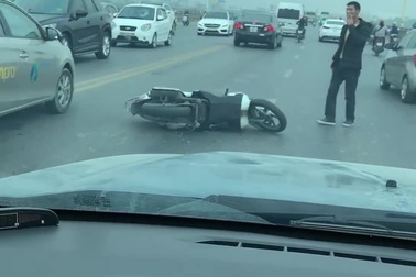 Người đàn ông say rượu vứt xe máy rồi múa may giữa đường