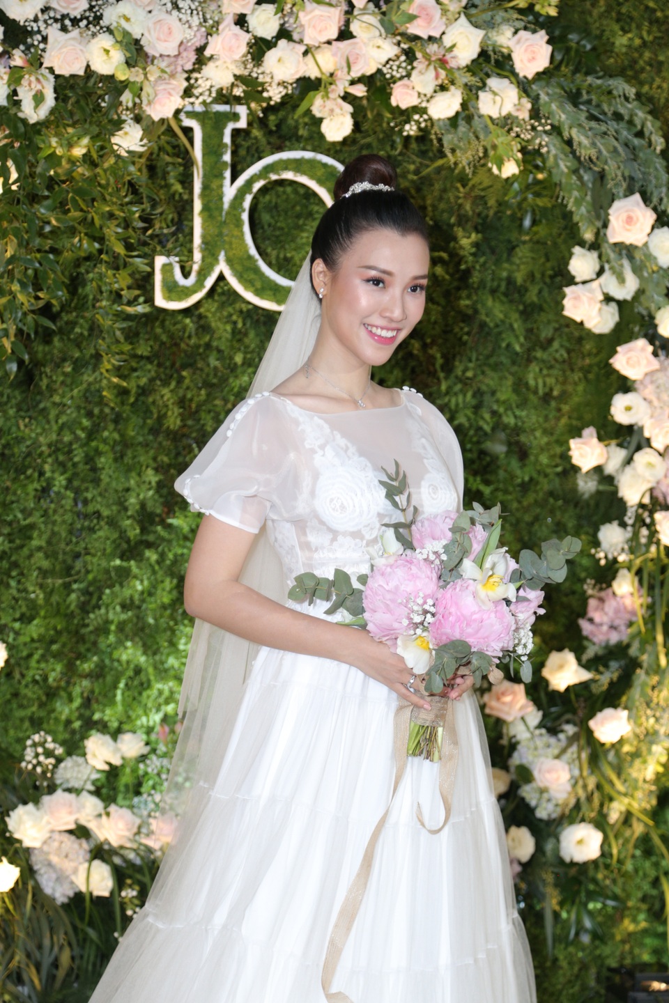 Trường Giang, Nhã Phương xúc động trong đám cưới “có một không hai” của Hoàng Oanh - 1 Trường Giang, Nhã Phương xúc động trong đám cưới “có một không hai” của Hoàng Oanh - 1