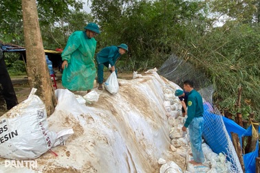 "Chạy đua" với bão, khắc phục khẩn cấp sự cố sạt lở bờ sông