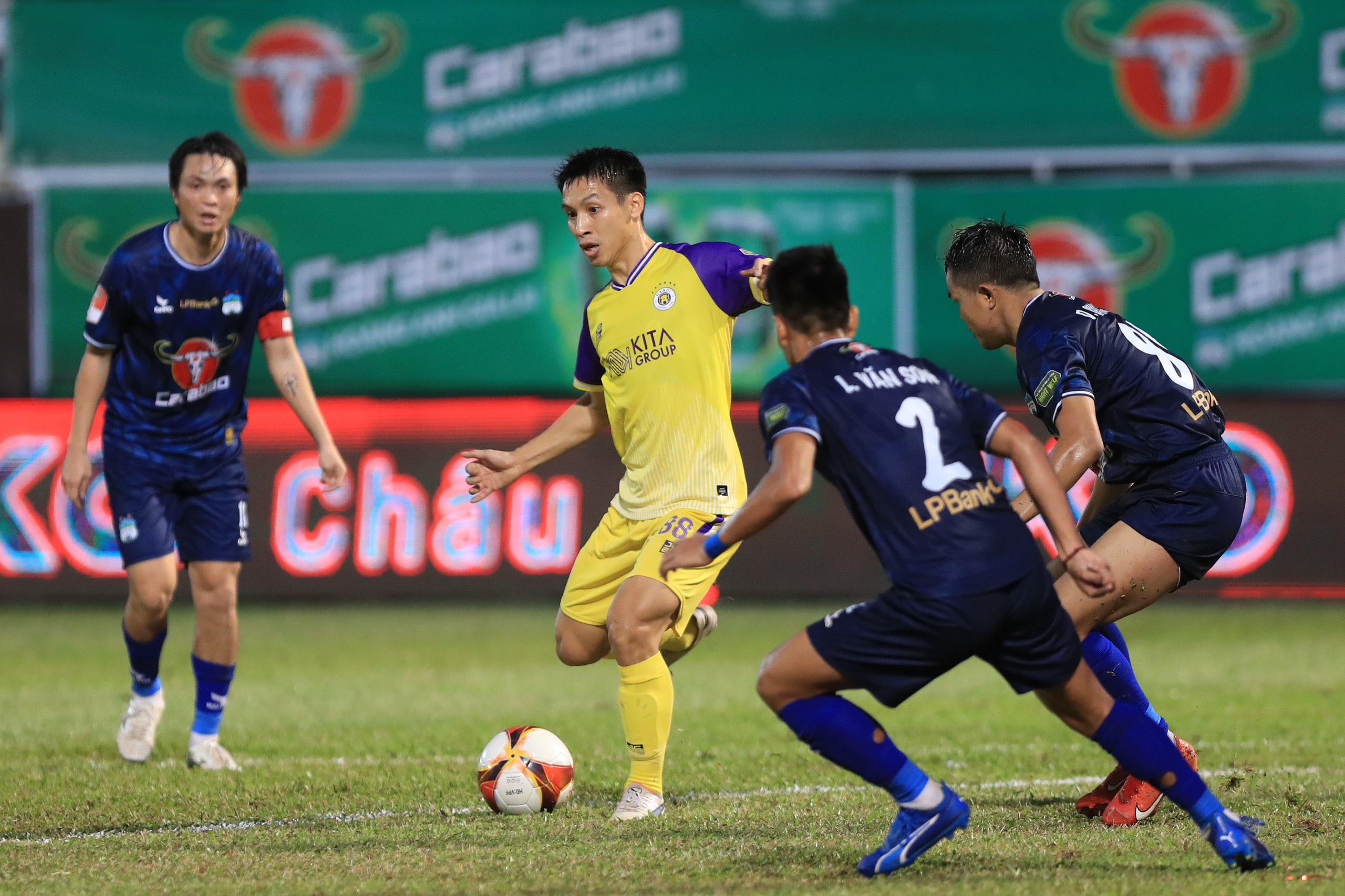 HA Gia Lai បានយកឈ្នះក្លឹប Hanoi នៅថ្ងៃដែលលោក Vu Tien Thanh បង្ហាញខ្លួនដំបូង - 1 HA Gia Lai đánh bại CLB Hà Nội trong ngày ông Vũ Tiến Thành ra mắt - 1