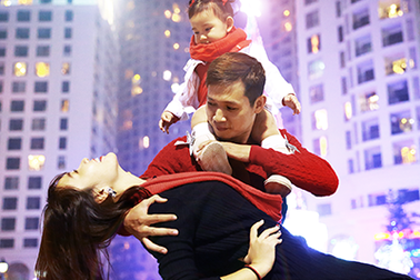 Cặp vũ công đình đám Hà thành khoe vũ đạo ngẫu hứng đón Noel