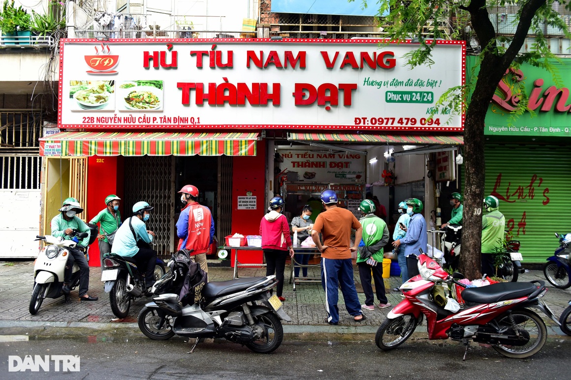 Người dân TPHCM xếp hàng dài chờ mua đồ ăn sáng - 12 Người dân TPHCM xếp hàng dài chờ mua đồ ăn sáng - 12