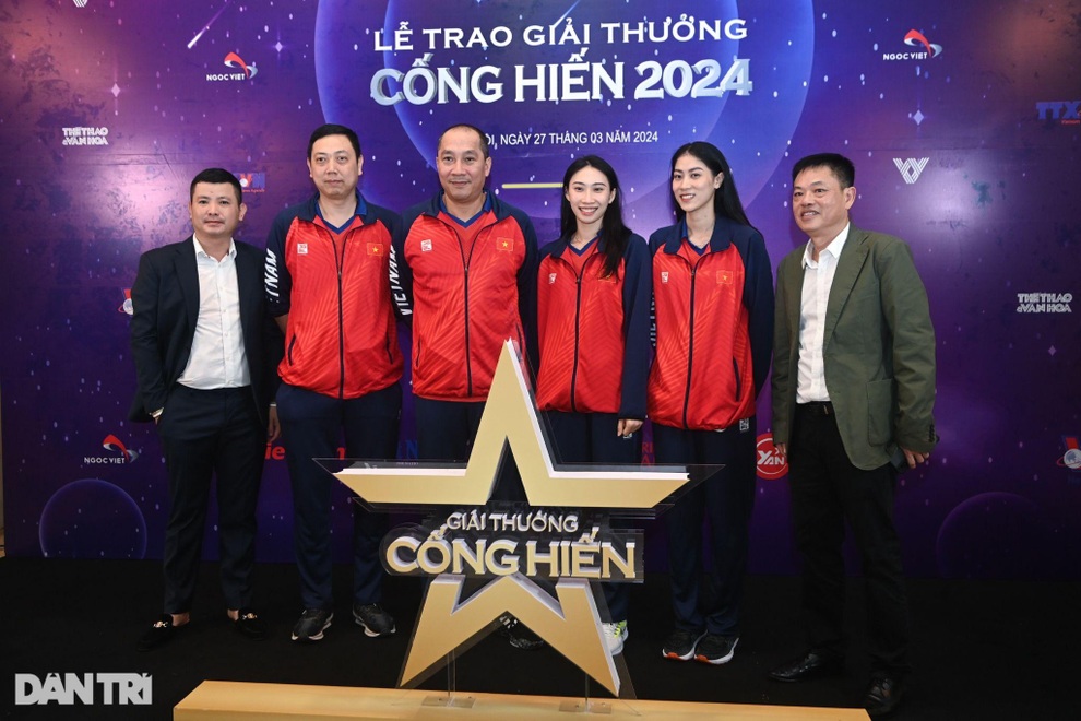 NSND Xuân Bắc lịch lãm, Hòa Minzy gợi cảm ở thảm đỏ Lễ trao giải Cống hiến - 9 NSND Xuân Bắc lịch lãm, Hòa Minzy gợi cảm ở thảm đỏ Lễ trao giải Cống hiến - 9