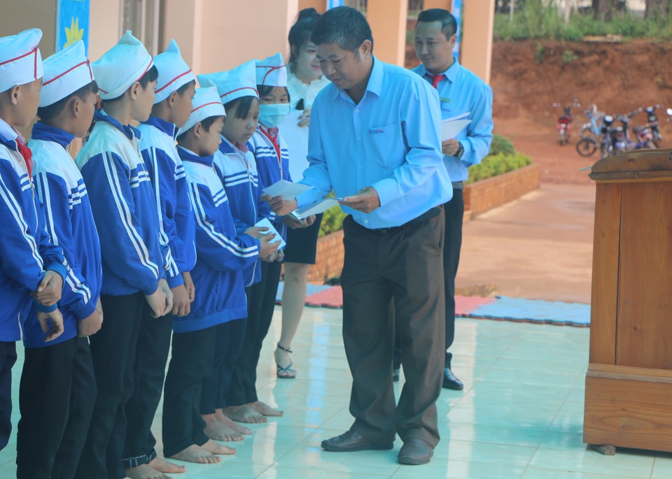 Trang bị kỹ năng sử dụng điện an toàn cho học sinh vùng cao - 3 Trang bị kỹ năng sử dụng điện an toàn cho học sinh vùng cao - 3