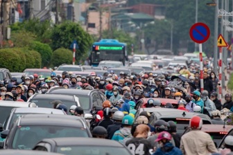 Sửa cầu Long Biên: Cấm chiều sang trung tâm, giao thông hỗn loạn