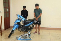 Hai thanh thiếu niên trộm xe máy của người dân trong đêm bão Bualoi đổ bộ