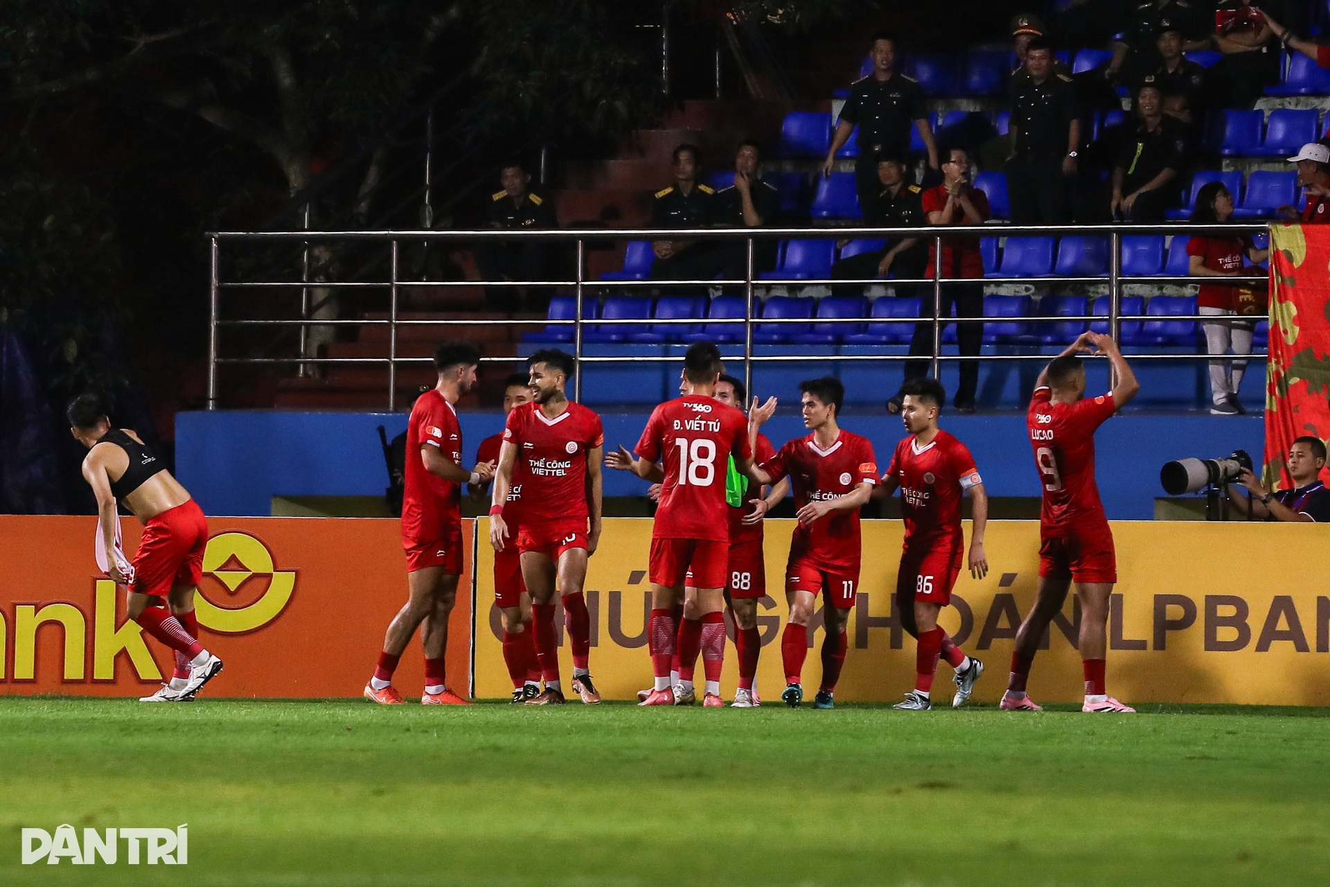 Màn trình diễn của Hoàng Đức trong ngày gặp lại đội bóng cũ - 9 Màn trình diễn của Hoàng Đức trong ngày gặp lại đội bóng cũ - 9