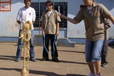 Sự thật về "phản ứng kinh hoàng" giữa kẹo và nước ngọt có gas 