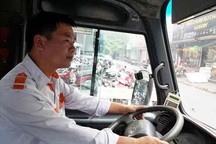 4 người xăm trổ xuất hiện, lái xe buýt hoảng hốt cầu cứu công an