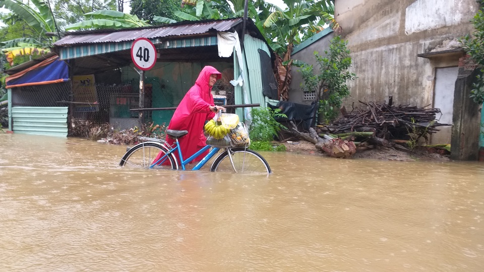 Đà Nẵng: Nhiều nơi vẫn ngập nặng, đã di dời hơn 2.500 người dân - 3 Đà Nẵng: Nhiều nơi vẫn ngập nặng, đã di dời hơn 2.500 người dân - 3