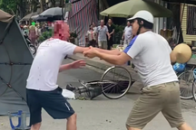 Người đàn ông ở Hà Nội bị đánh khiến đầu "nhuộm" đỏ máu