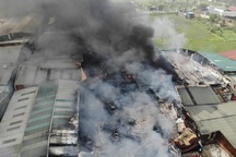 Xưởng sản xuất két sắt hơn 1.000m2 bốc cháy dữ dội