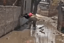 Bật cười với "kỹ năng" đi xe đạp qua vũng nước ngập có một không hai