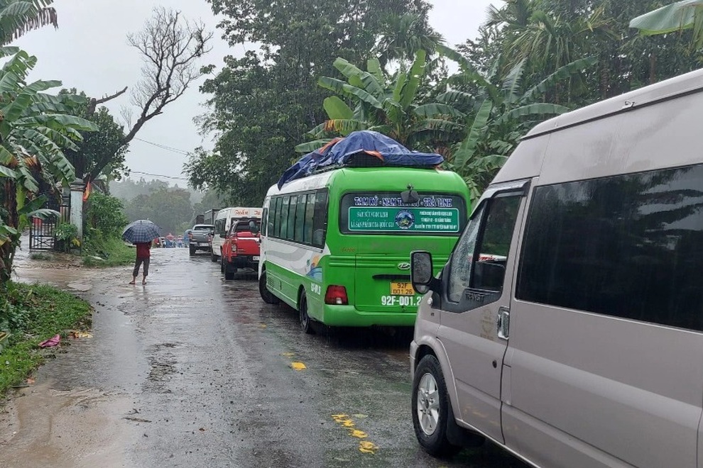 Mưa lớn kéo dài, nước dâng ngập nhiều nơi - 5 Mưa lớn kéo dài, nước dâng ngập nhiều nơi - 5